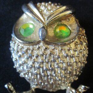 Vtg Sarah Coventry Textured Gold Tone Owl w/Green Rhinestone Eyes Brooch/Pin